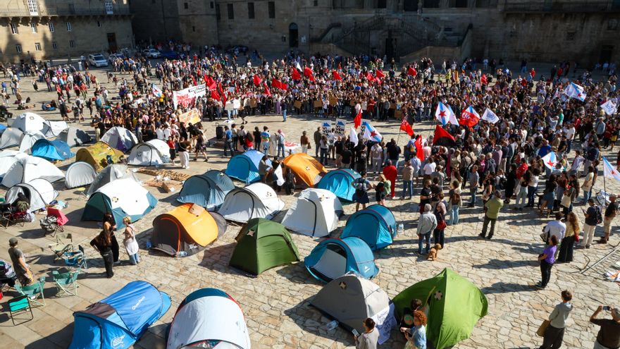 Concentración en la Plaza del Obradoiro, donde está instalada la 'Acampada pola Vivenda', para exigir que se tomen medidas para paliar las dificultades existentes en el acceso a un hogar.
