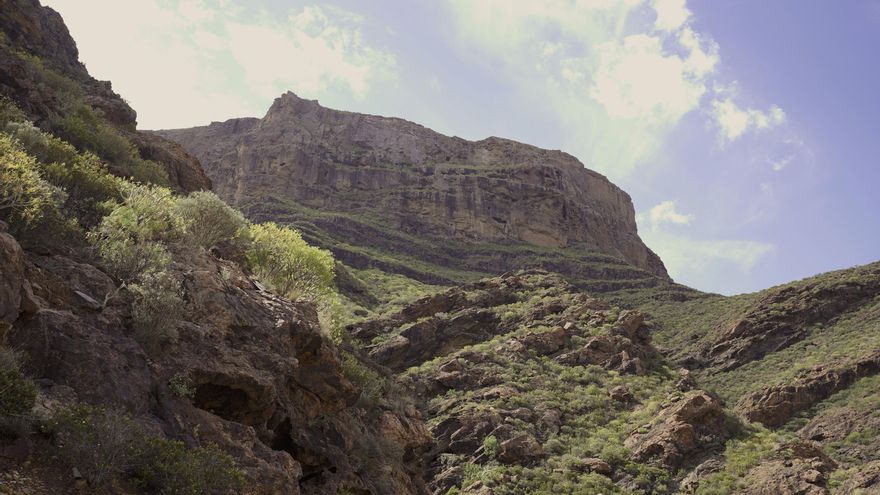 Vertiente noroeste de la Mesa del Junquillo, vista desde el cauce del Barranco Grande.
