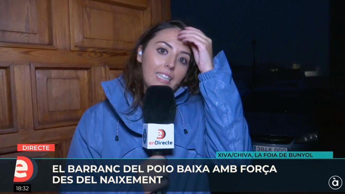 La reportera Alba Campos informa en directe des de Xiva la tarda de la dana del desbordament del barranc del Pou.