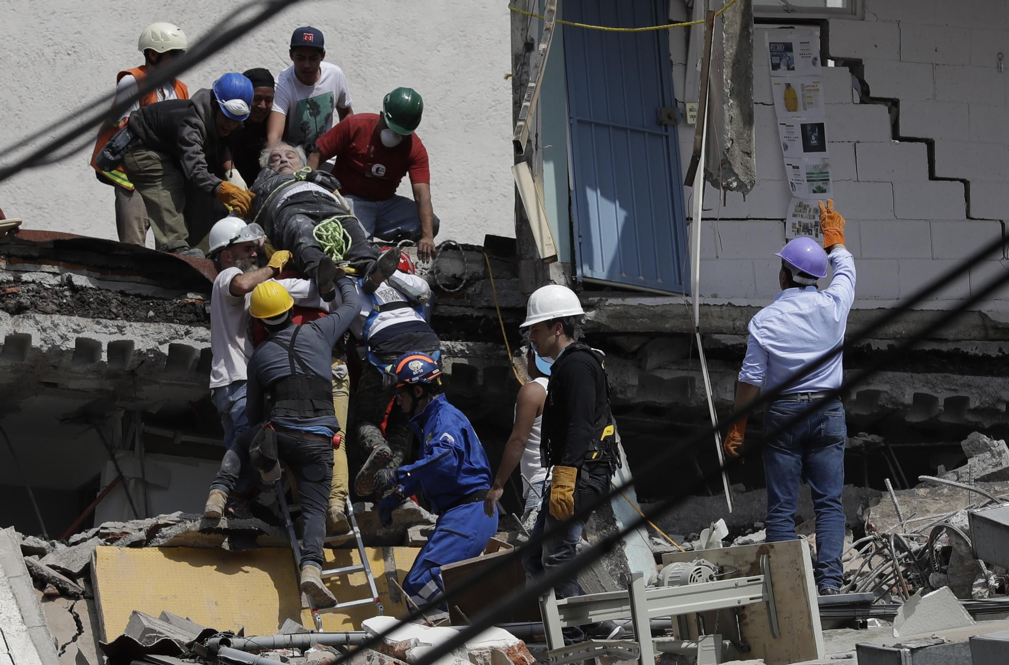 Rescatan a un hombre herido en un edificio colapsado durante el terremoto de Ciudad de México, en el barrio de Roma Norte.