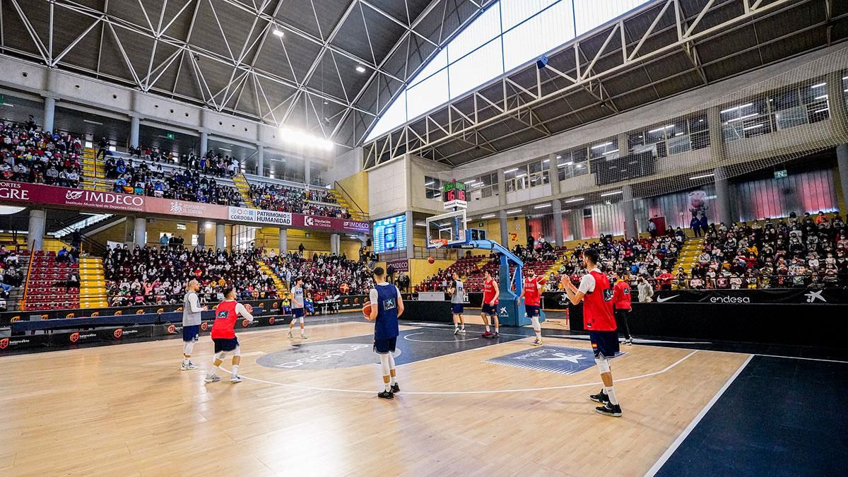 Entrenamiento de la selección española de baloncesto abierto a escolares cordobeses