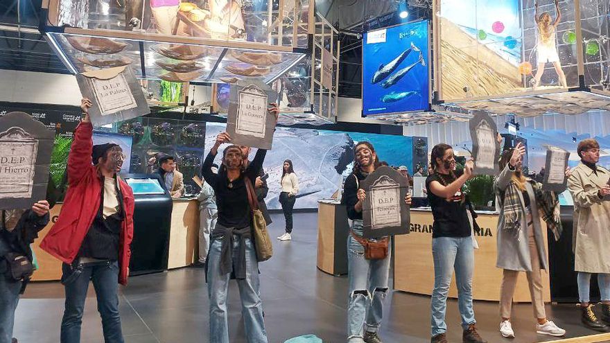 Activistas de Canarias en Fitur.