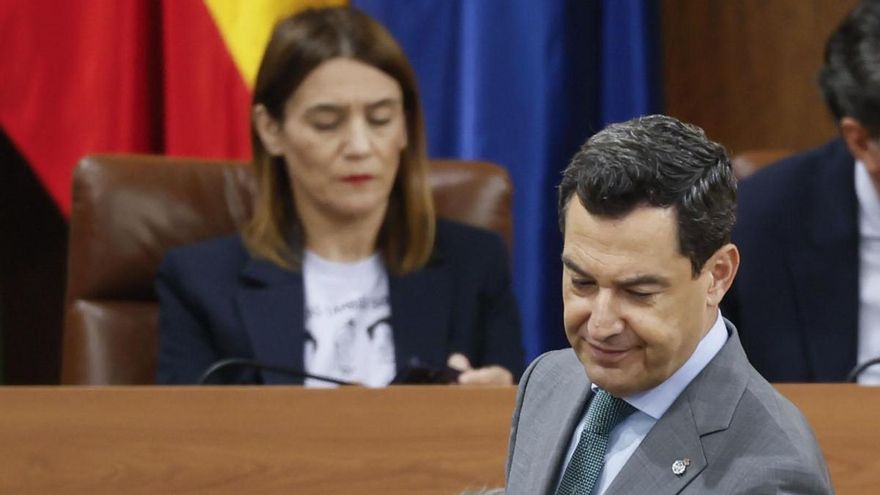 El presidente de la Junta de Andalucía en funciones y candidato a la reelección, Juanma Moreno, tras intervenir durante la segunda jornada del Pleno de investidura en el Parlamento de Andalucía, este martes.