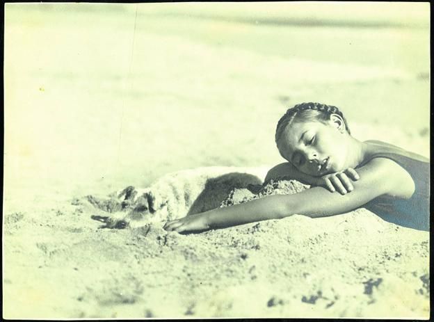 María G. del Moral. 'En la playa, 1948'.