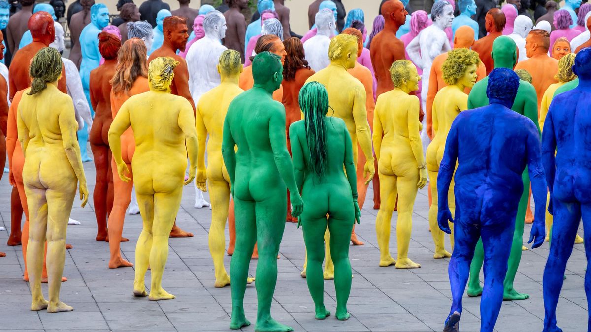 Spencer Tunick decora La Plaza Santa Ana con un gran arcoiris de desnudos (27 fotos).