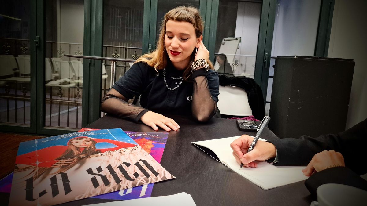 Amb La Xica durant un moment de l’entrevista a l’Octubre Centre de Cultural Contemporània.