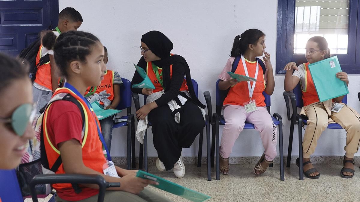 La llegada de los 131 niños saharauis que pasarán el verano en Córdoba, en imágenes