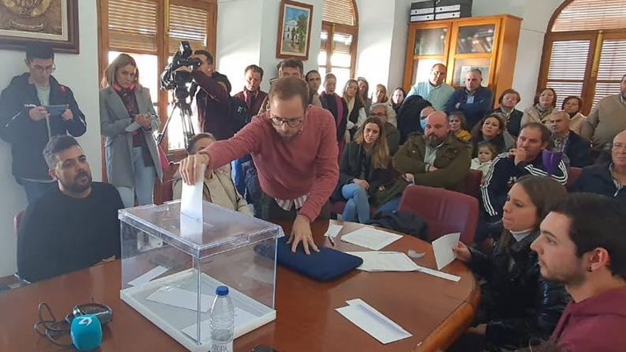 Abel Caro votándose a sí mismo como alcalde, en el pleno de este viernes