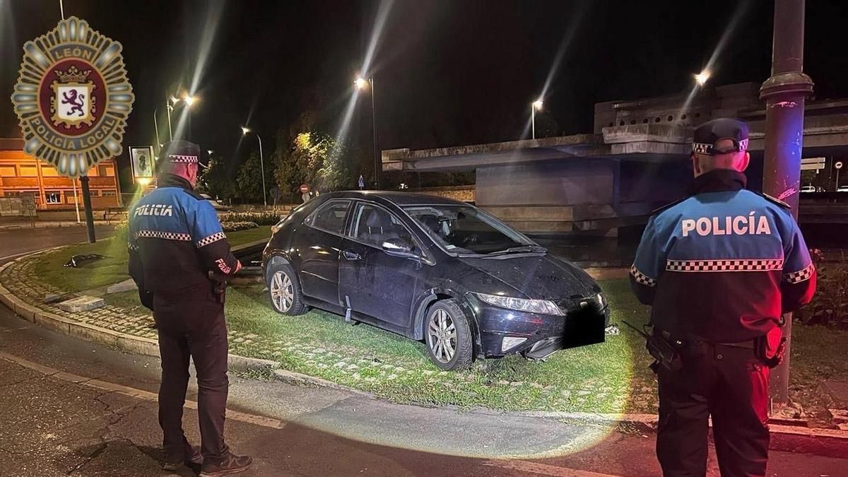 Se estampa con su coche en la glorieta de Pinilla y termina detenido por la Policía de León por resistencia a la autoridad