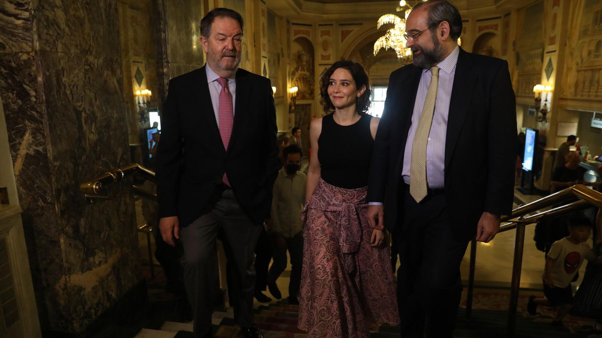 La presidenta de la Comunidad de Madrid, Isabel Díaz Ayuso, a su llegada a un desayuno informativo organizado por el diario digital El Debate, en el Hotel Westin Palace