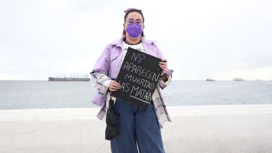 Una mujer sostiene una pancarta en la cadena humana de Las Palmas de Gran Canaria. (ALEJANDRO RAMOS)