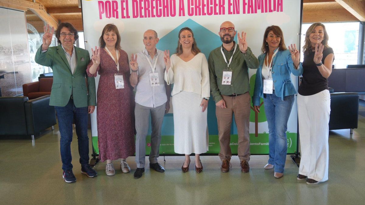 La consejera de Política Social, Familias e Igualdad, Conchita Ruiz, y la concejala de Bienestar Social del Ayuntamiento de Cartagena, Cristina Mora, junto a representantes de AFAMU y ASEAF, durante el Encuentro Nacional de Familias de Acogida