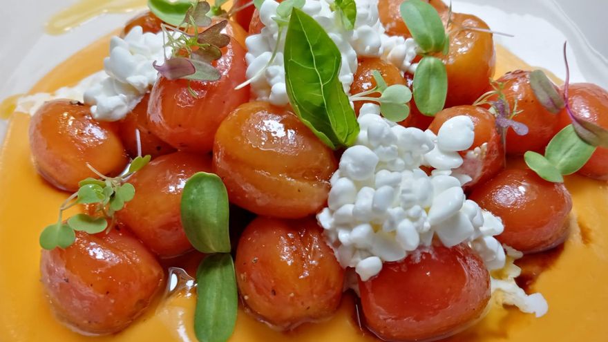 Ensalada de tomate y salmorejo.