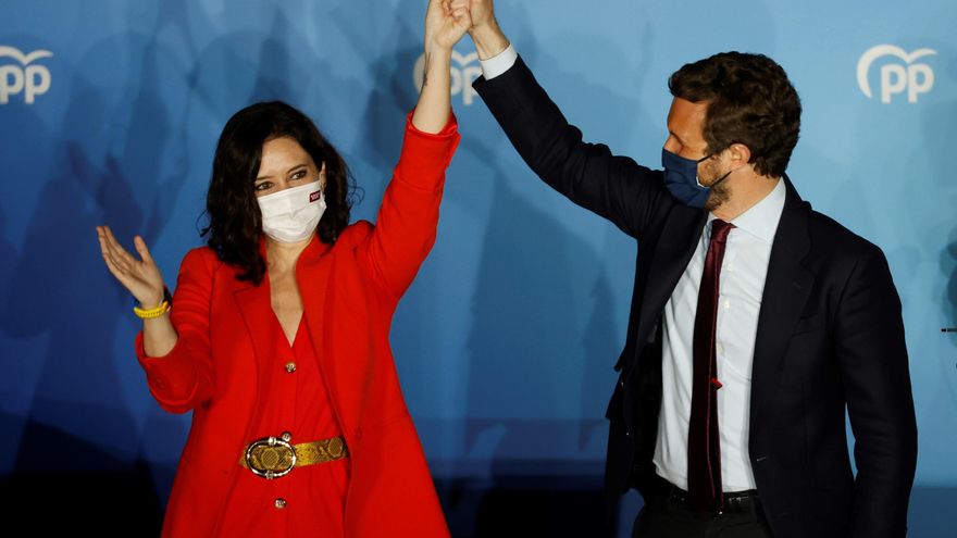 La presidenta de la Comunidad de Madrid y candidata por el Partido Popular a la reelección, Isabel Díaz Ayuso, acompañada por el presidente del partido Pablo Casado, hoy martes en la sede del partido en la calle Génova. EFE/Mariscal