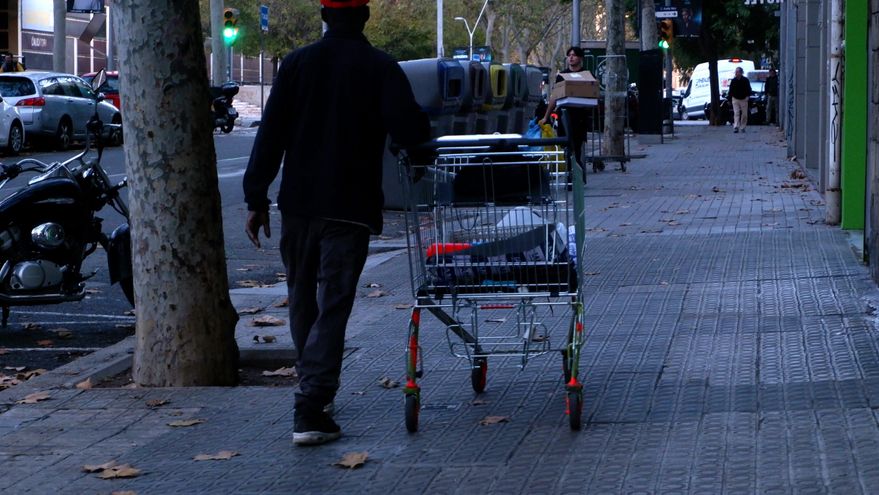 Subsistir con un carro de chatarra en Barcelona: el destino de muchos de los migrantes que llegan a Canarias