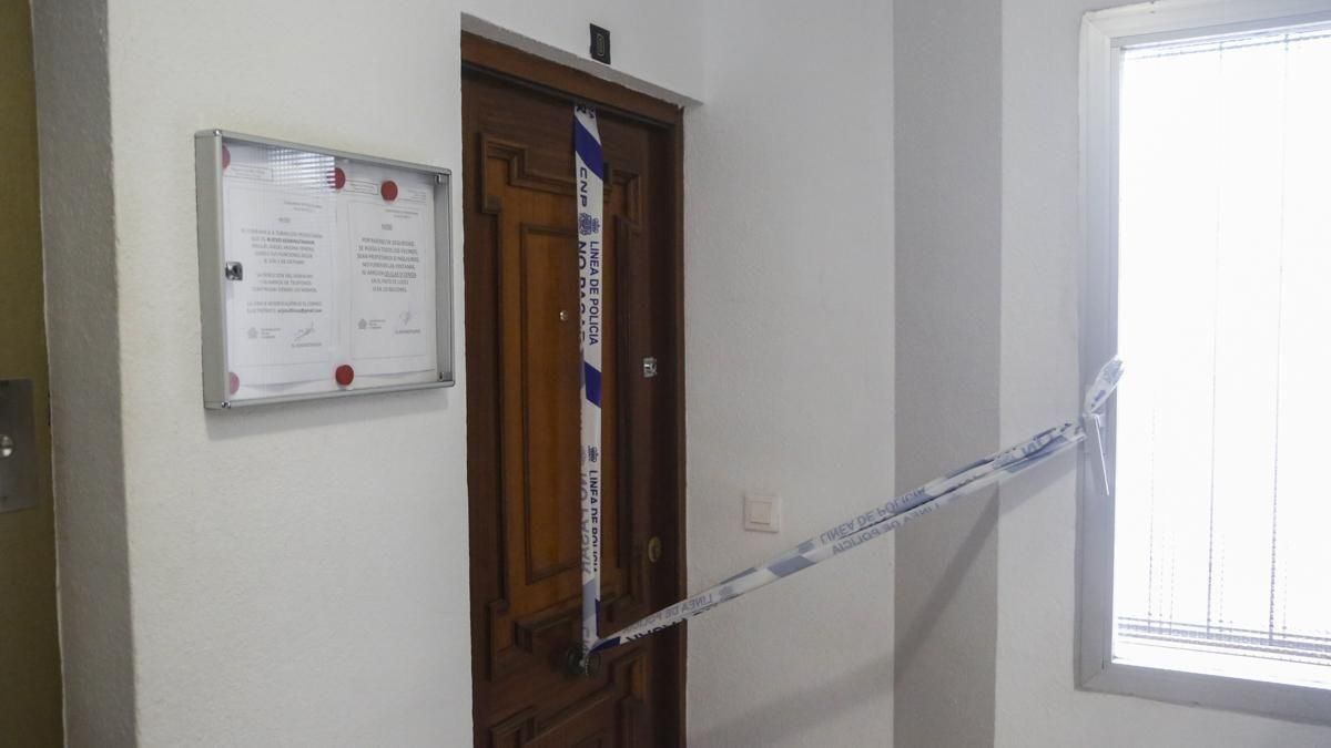 Precinto policial en la vivienda donde se ha cometido el presunto parricidio