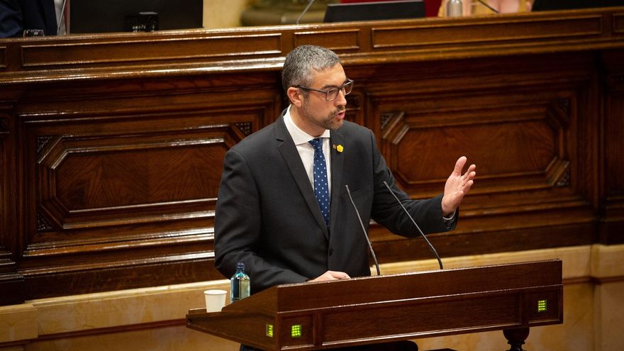 El conseller de Acción Exterior de la Generalitat, Bernat Solé, en el pleno del Parlament monográfico sobre el coronavirus.