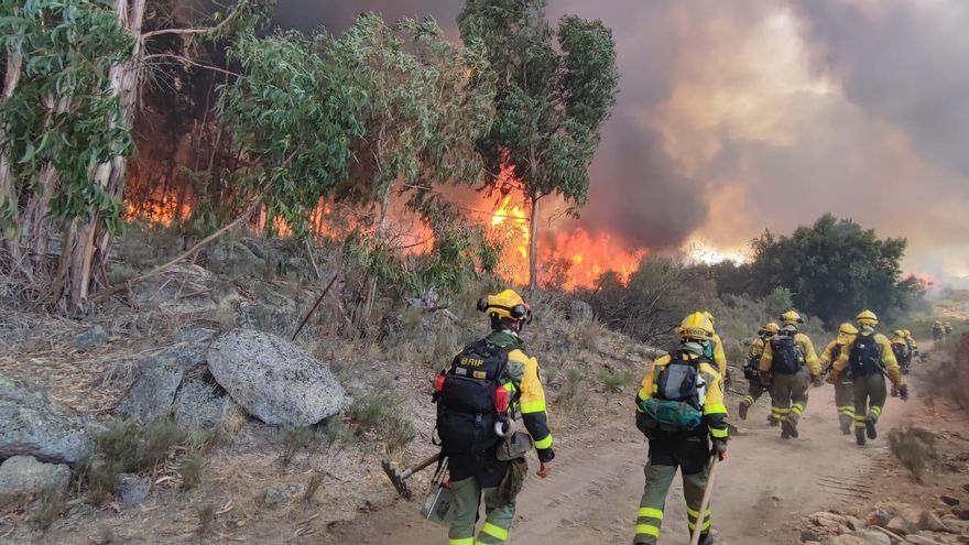 El incendio en Valencia de Alcántara amanece en mejor situación, y ha quemado 350 hectáreas