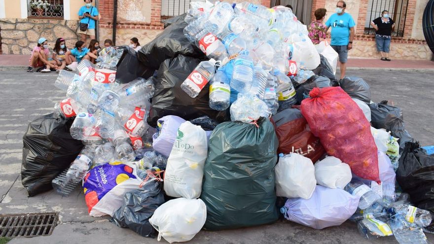 Un montón con las botellas que habían acumulado, en una concentración en el pueblo