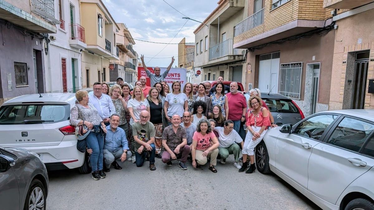 Amparo Navarro, elegida secretaria general del Camp de Túria, junto con militantes socialistas.