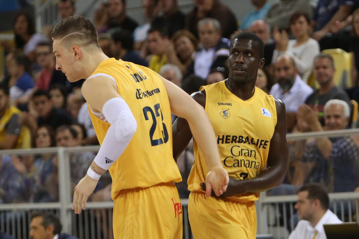 Encuentro entre el Herbalife Gran Canaria y Rio Natura Monbus Obradoiro en el Gran Canaria Arena.