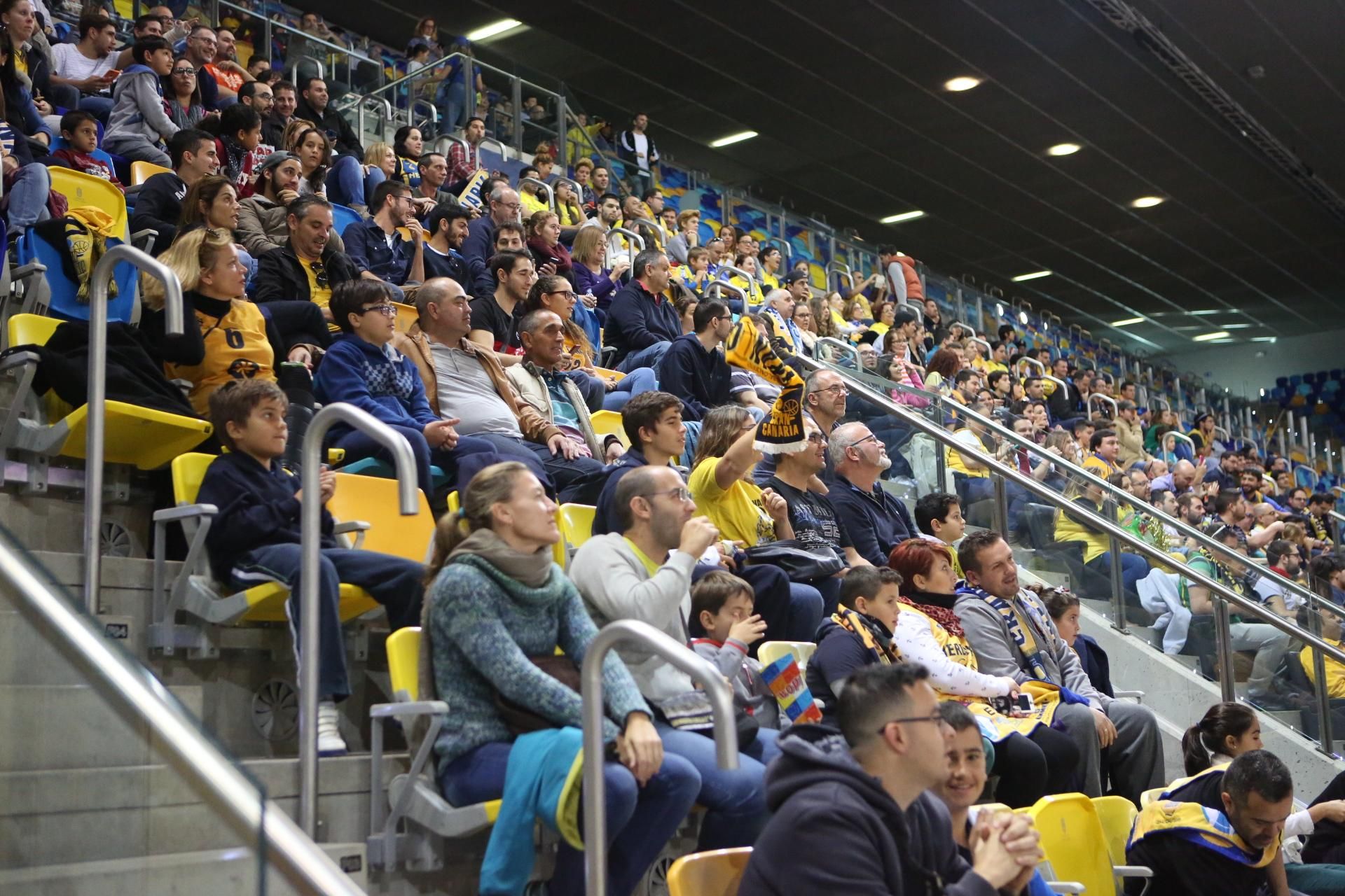 Aficionados amarillos en el Gran Canaria Arena a punto de empezar la Copa del Rey de Baloncesto