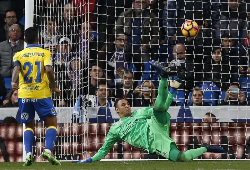 Jonathan Viera marca de penalti a Keylor Navas. EFE/JuanJo Martín