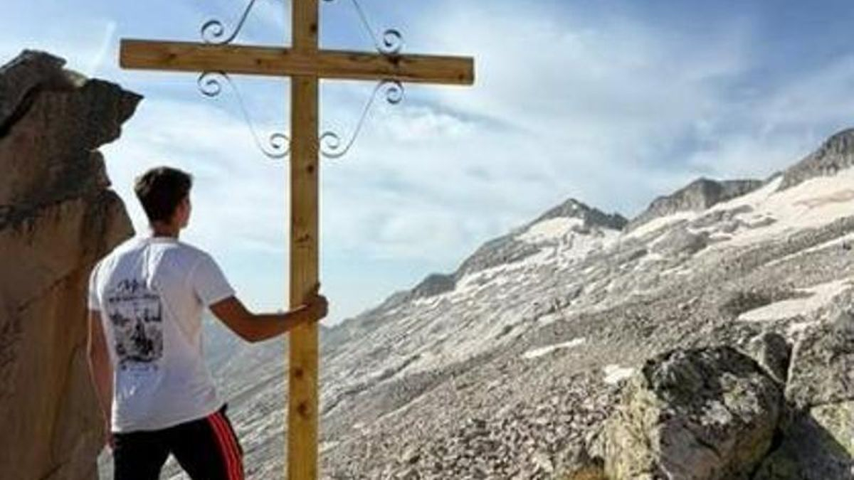 El montañero francés con la cruz de madera camino al Aneto