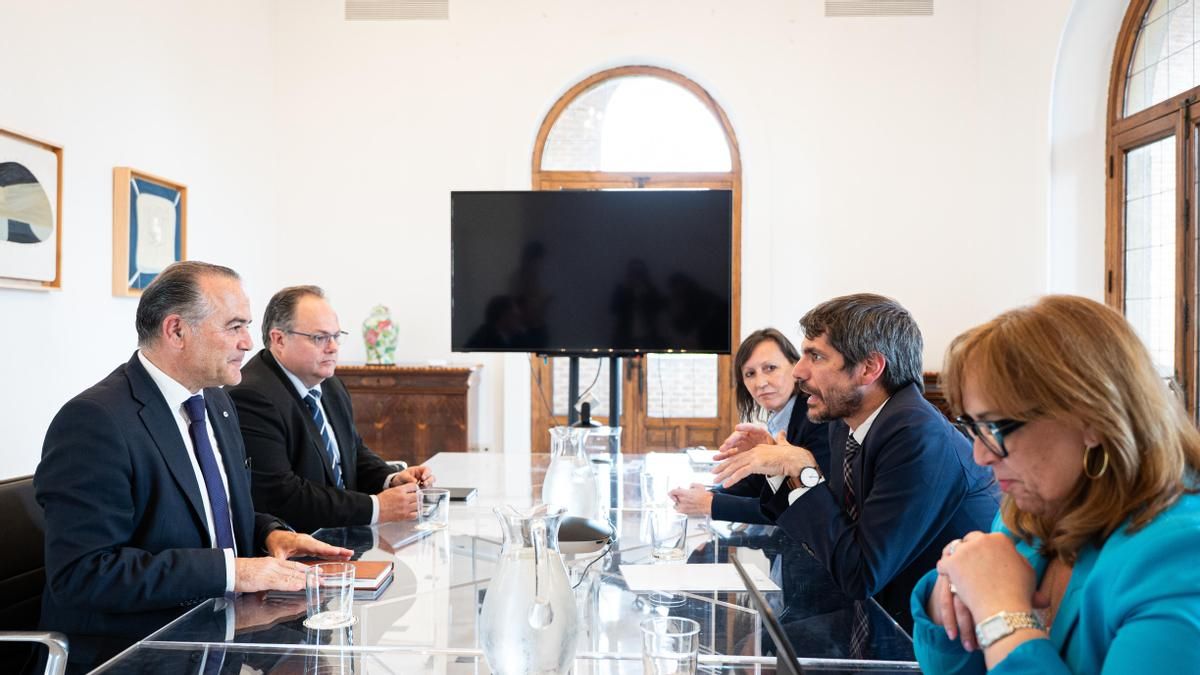 Reunión del ministro de Cultura, Ernest Urtasun, con el alcalde de Talavera de la Reina, José Julián Gregorio