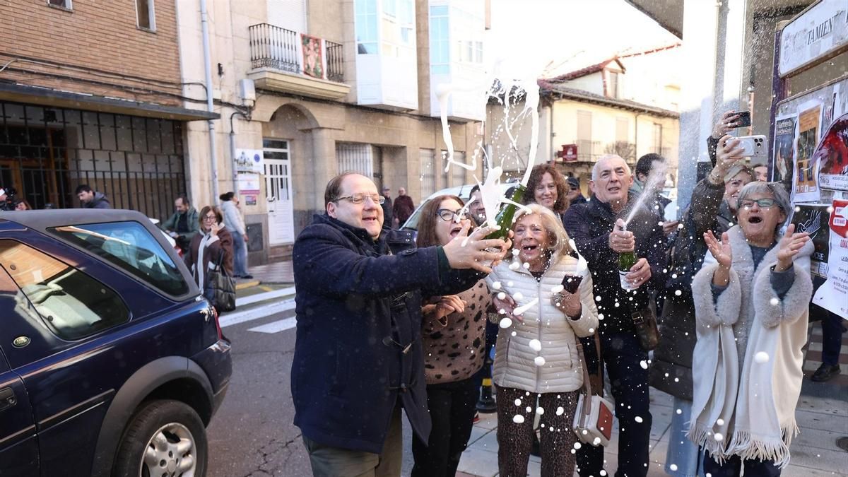 Empleados de la administración de La Bañeza agraciada con el Gordo