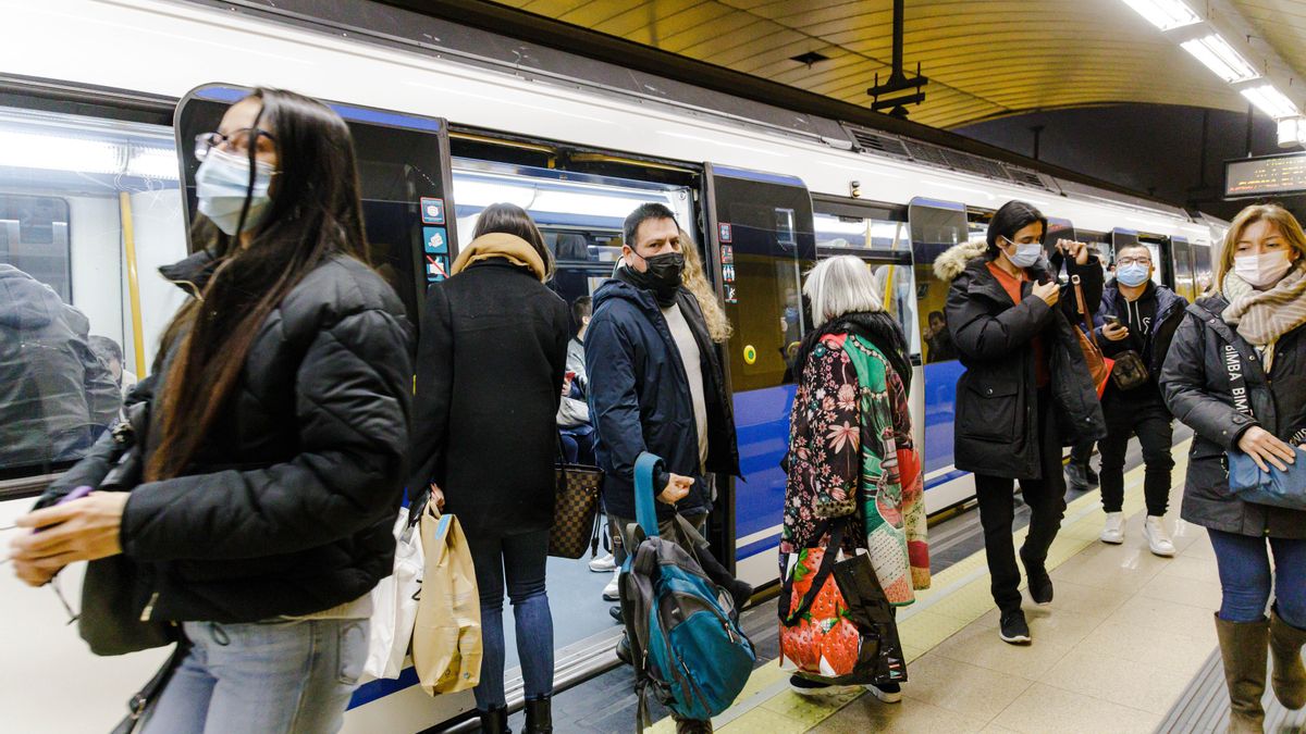 Varias personas bajan y suben de un metro en el andén de la estación de Metro de Callao, a 26 de enero de 2023.