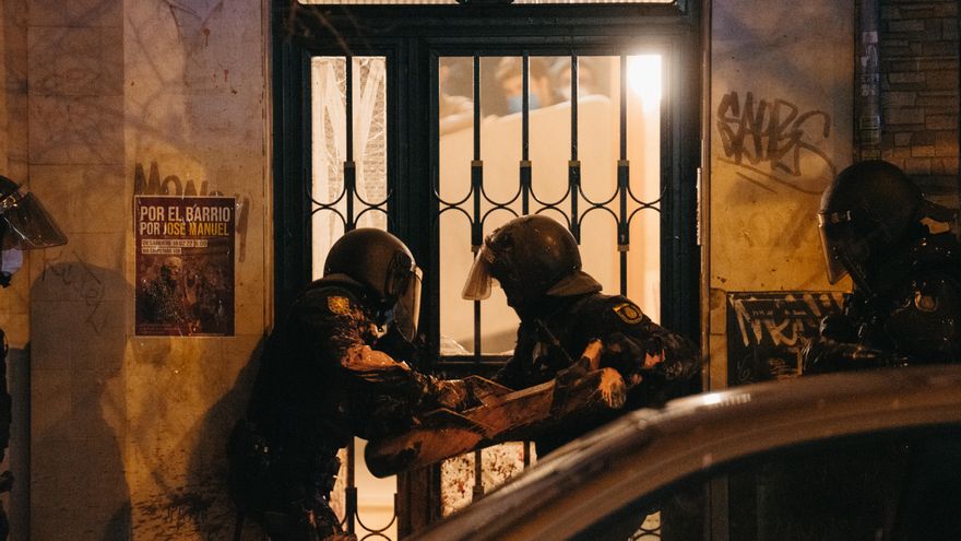 La policía derriba la puerta del portal en el desahucio de un matrimonio de 78 y 82 años en Carabanchel