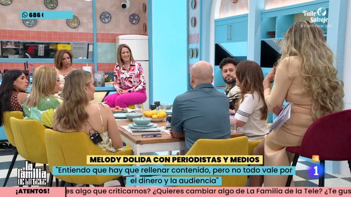 Silvia Intxaurrondo, junto a 'La familia de la tele'