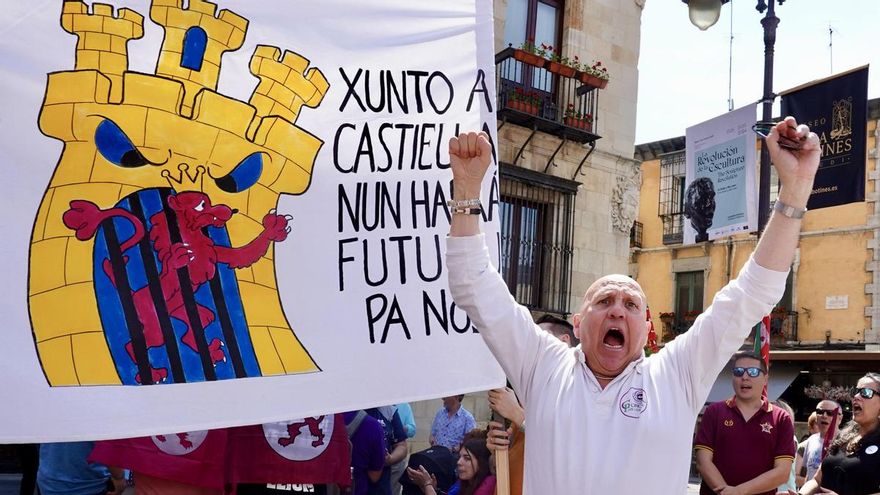 Llanto, alegría e indiferencia de un bebé: el día de una moción histórica en la Diputación de León para gatear hacia la autonomía