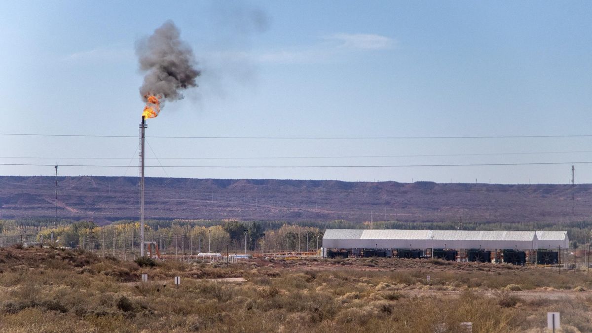Quema de gas cerca de Añelo, un municipio de la provincia de Neuquén con acceso directo a Vaca Muerta. A pesar de encontrarse junto a uno de los yacimientos de gas más grandes del mundo, los barrios de Añelo no disponen de gas desde hace más que unos meses, según afirman algunos vecinos