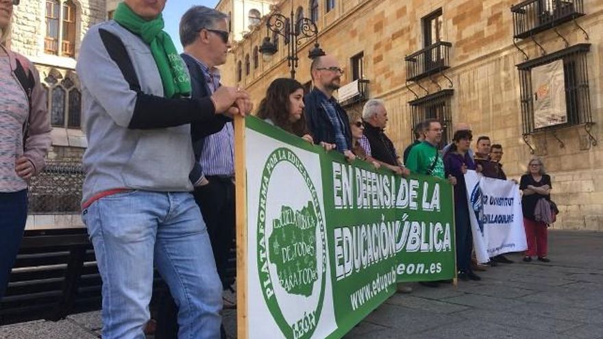 Momento de la concentración en apoyo de un nuevo instituto en Villaquilambre frente a la Diputación antes de la votación de la moción de hoy. / Foto @FdE_Leon