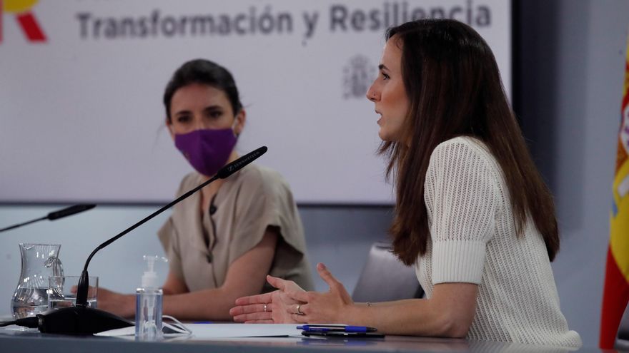 Las ministras de Igualdad, Irene Montero (i), y de Derechos Sociales y Agenda 2030, Ione Belarra, presentan el plan. EFE/Juan Carlos Hidalgo