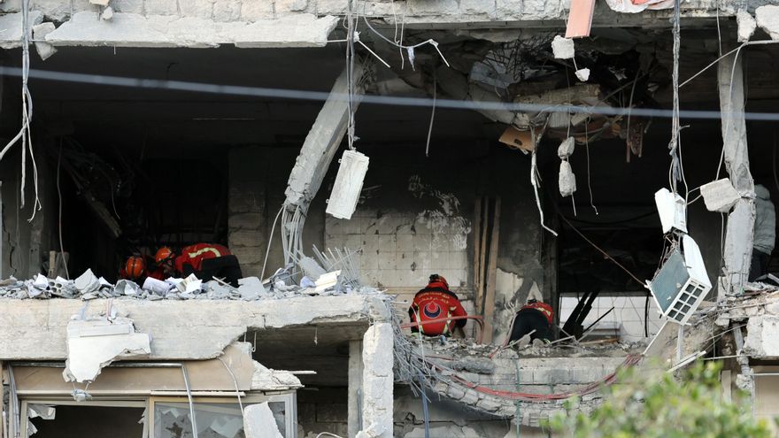 - Los socorristas trabajan en el lugar de un edificio dañado tras un ataque aéreo israelí en los suburbios del sur de Beirut, Líbano, el 30 de marzo de 2026. Según el Ministerio de Salud Pública del Líbano, más de 1.200 personas han muerto y otras 3.500 han resultado heridas en los ataques aéreos israelíes en los suburbios del sur de Beirut y en pueblos del sur del Líbano desde el inicio de las hostilidades renovadas. (Líbano) EFE/EPA/WAEL HAMZEH