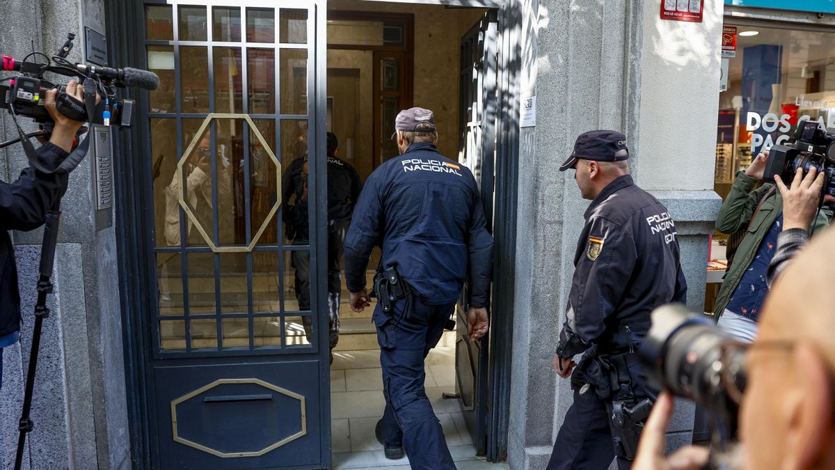 Agentes de la Policía Nacional acceden al edificio donde se encuentra la oficina del expresidente del Gobierno José Luis Rodríguez Zapatero durante un registro este martes en Madrid. EFE/ Rodrigo Jiménez