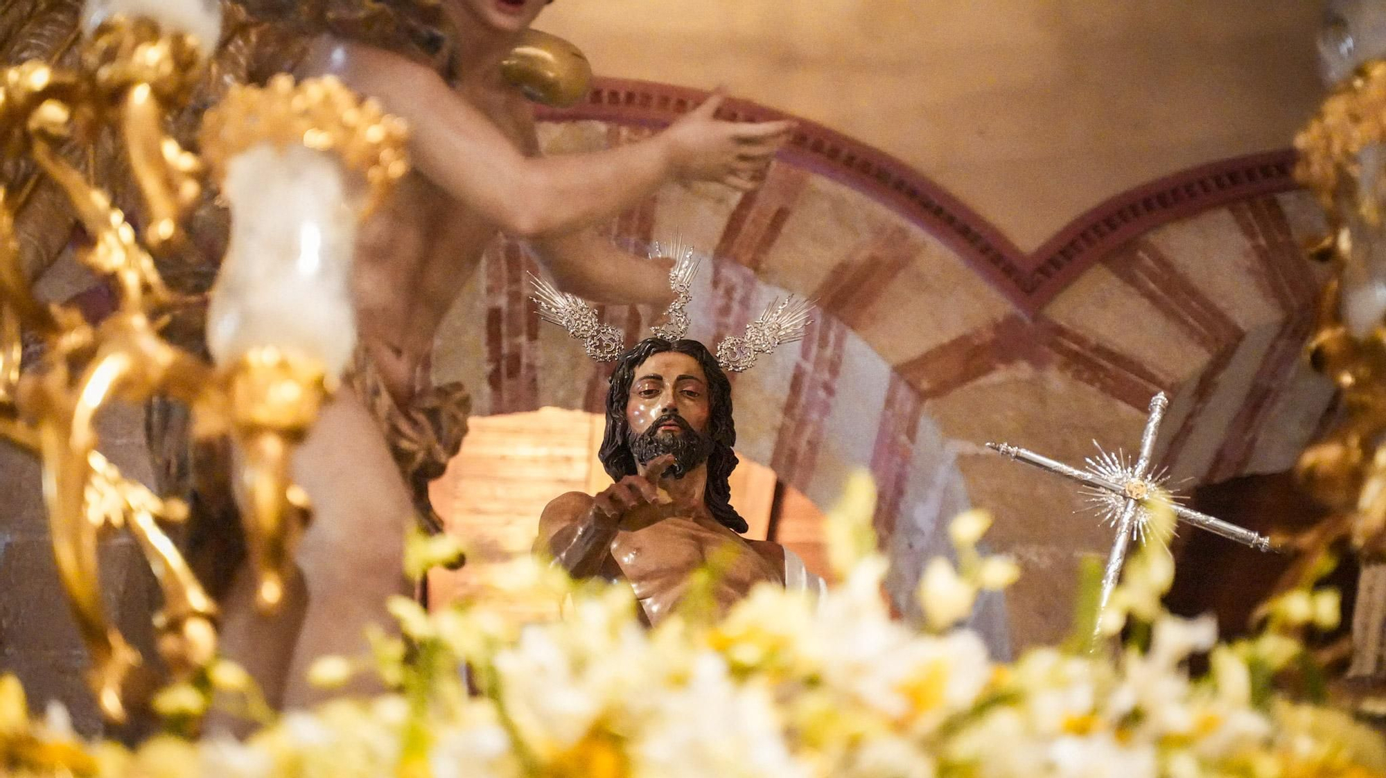 Turistas visitan la Mezquita-Catedral, donde se exponen los pasos que participaron en el Vía Crucis Magno.