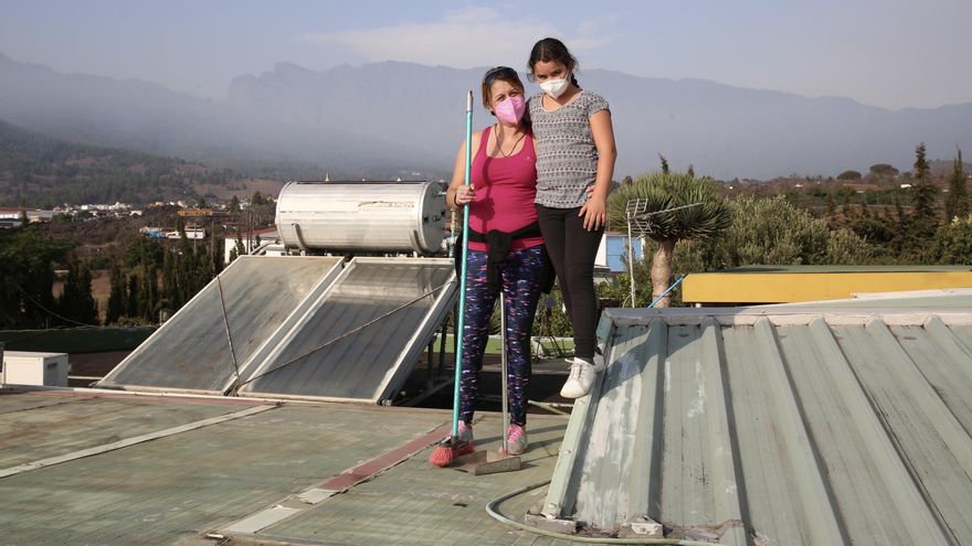 Ana y su hija Zuleima en su finca de aguacates en Tacande de Arriba. (ALEJANDRO RAMOS)