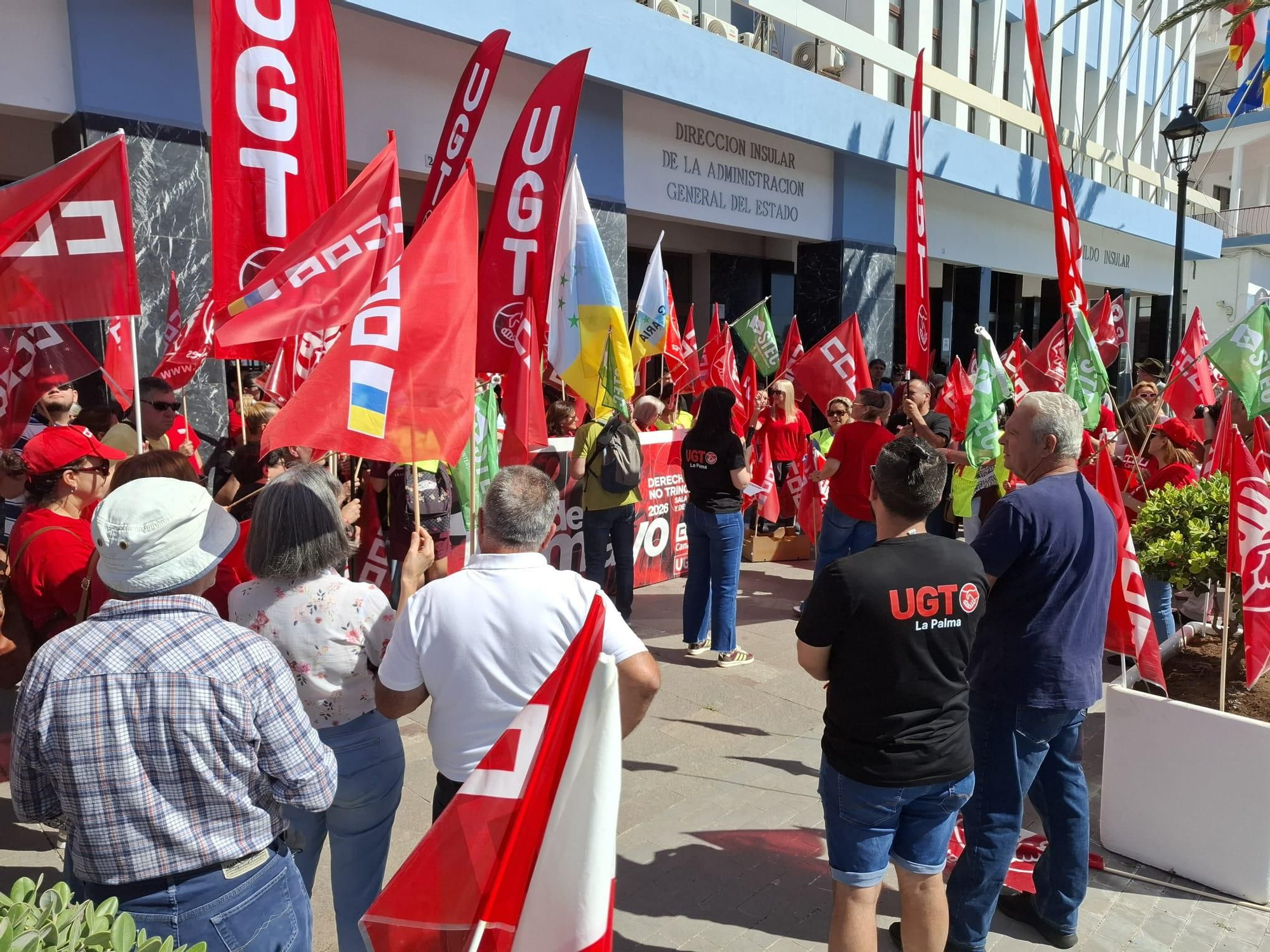 UGT, CCOO, Intersindical Canaria y STEC se han concentrado este viernes en Santa Cruz de La Palma. LA PALMA AHORA