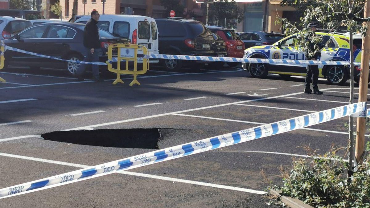 Un socavón en el parking de Valdeolleros descubre un antiguo pozo de unos seis metros