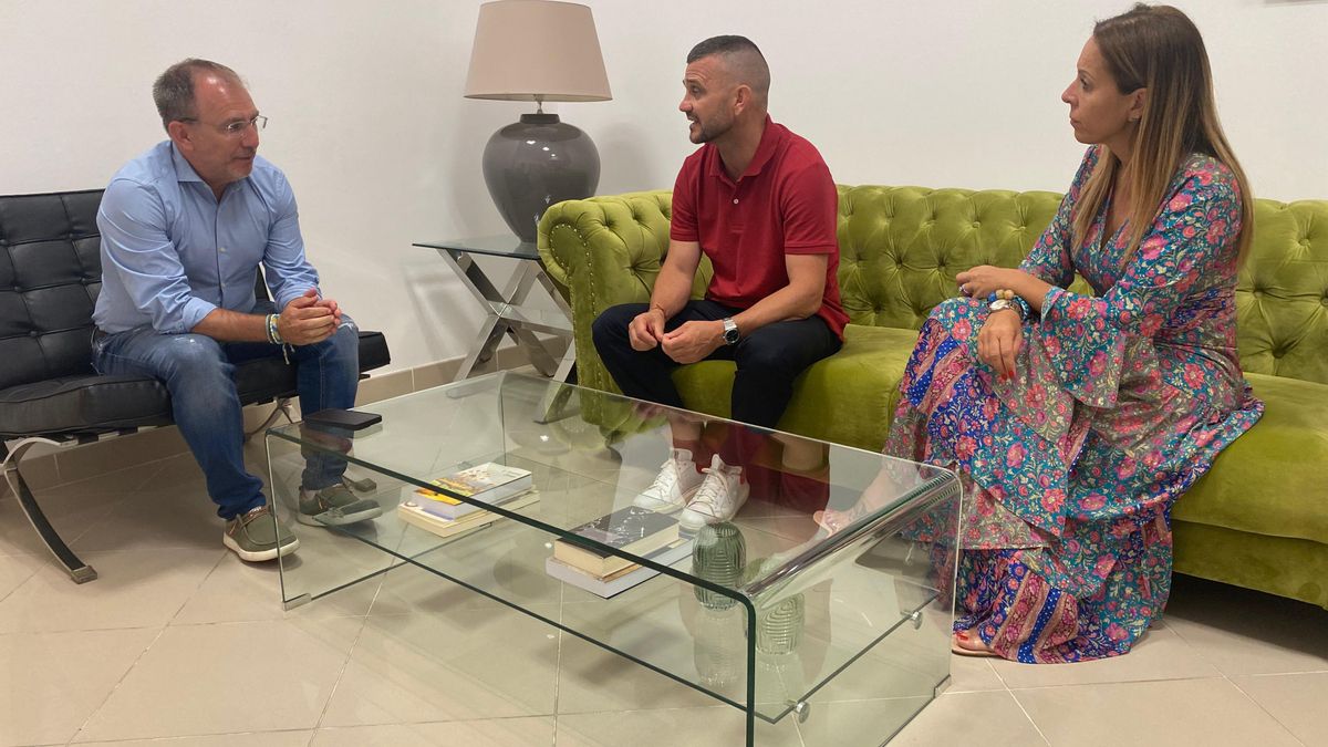 Imagen de archivo de una reunión  de Sergio Rodríguez (i),  presidente del Cabildo de La Palma; Ángeles Fernández, consejera insular de Vivienda; y Eloy Martín, alcalde de El Paso.