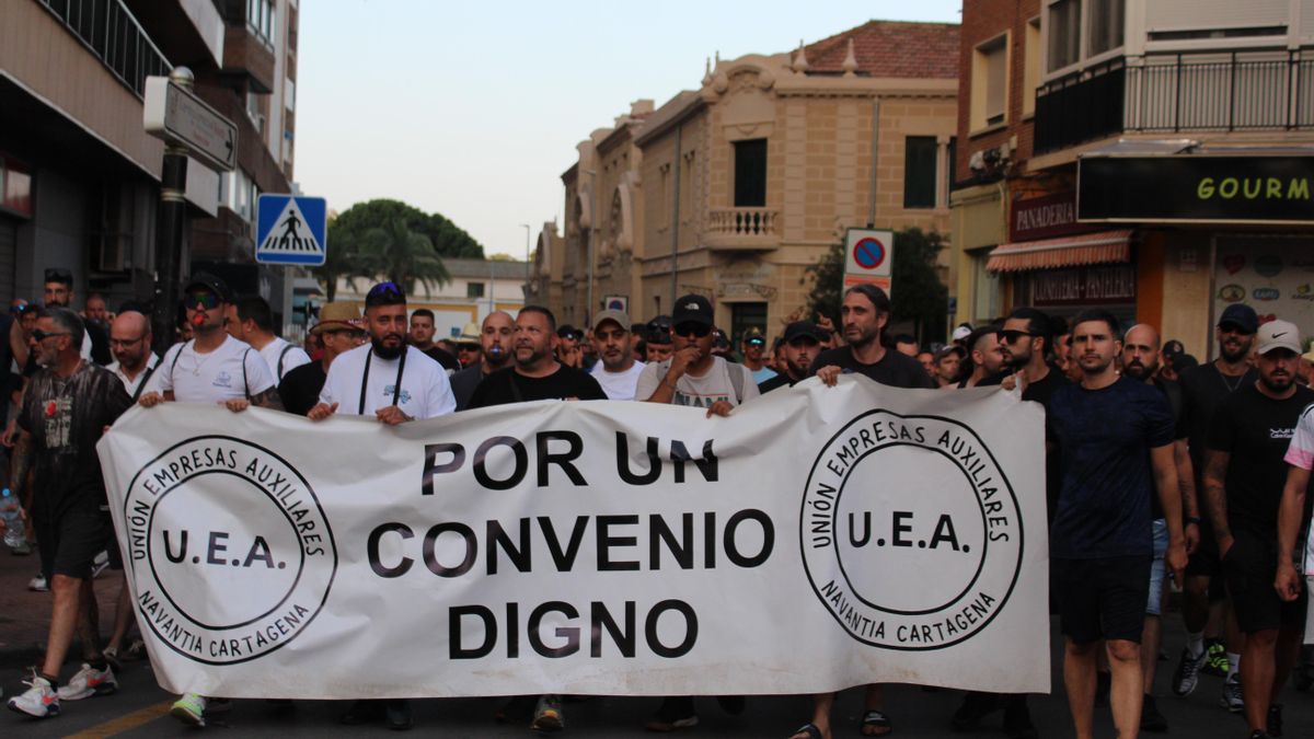 Instante de la manifestación de este viernes, camino de la sede de CCOO.