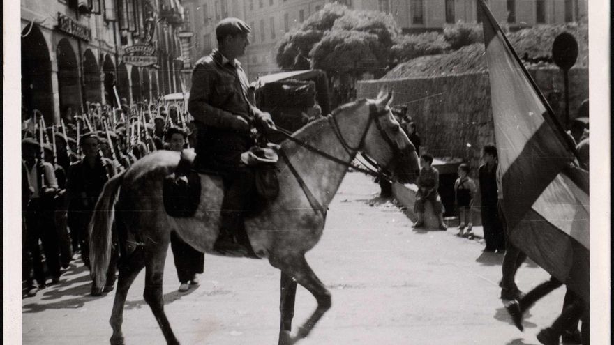 "El coronel García Valiño, jefe de la I Brigada de Navarra". Desfile de las tropas en Torrelavega". 25 de agosto de 1937.