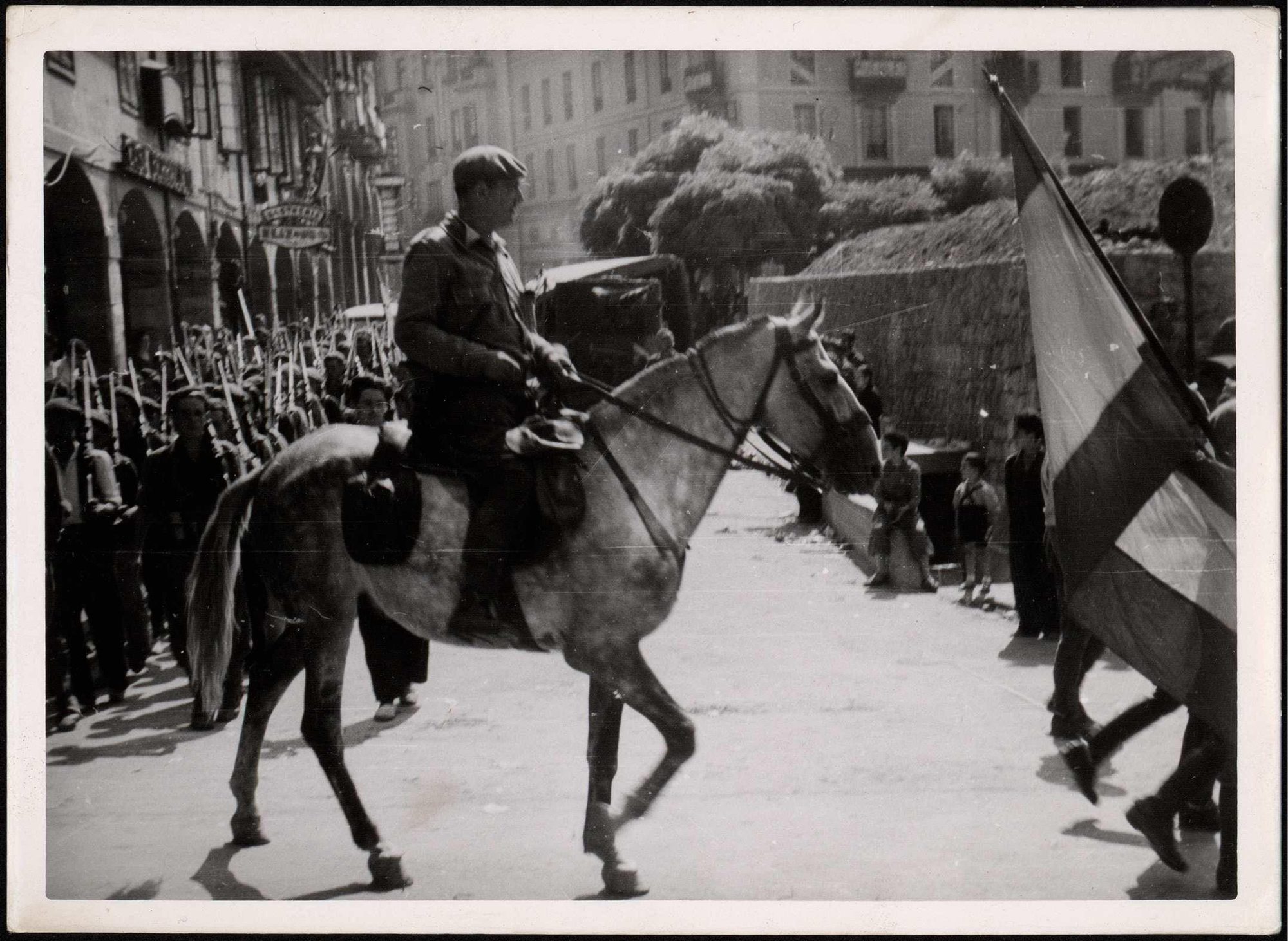 "El coronel García Valiño, jefe de la I Brigada de Navarra". "Desfile de las tropas en Torrelavega". 25 de agosto de 1937.