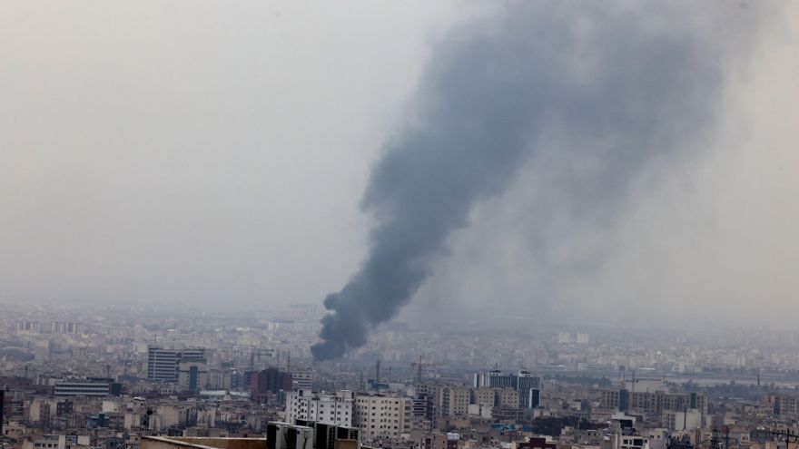 El humo se eleva tras un ataque aéreo en el centro de Teherán (Irán), este martes. Una operación militar conjunta israelí y estadounidense continúa teniendo como objetivo múltiples lugares de Irán desde la madrugada del 28 de febrero de 2026. -EFE/ Abedin Taherkenareh