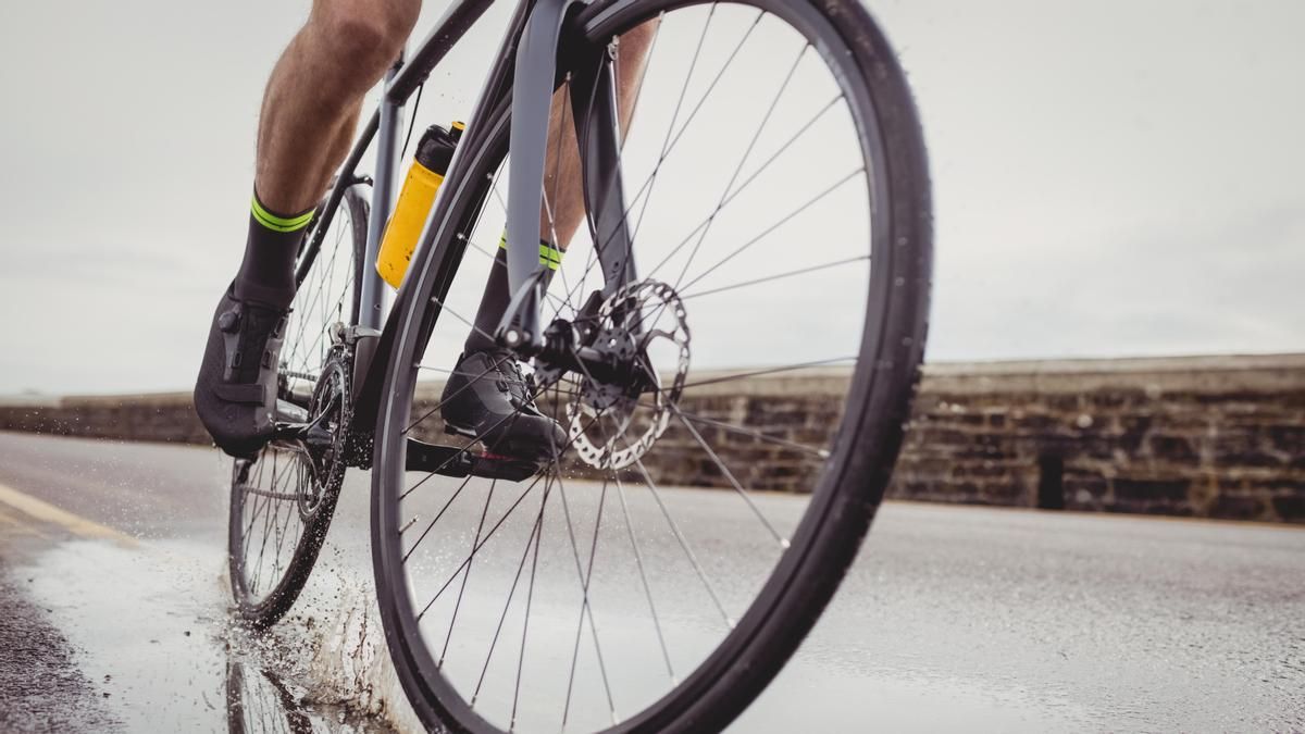 Herido un ciclista tras chocar con un tractor en Toralino de la Vega y evacuado por la UME al Hospital de León