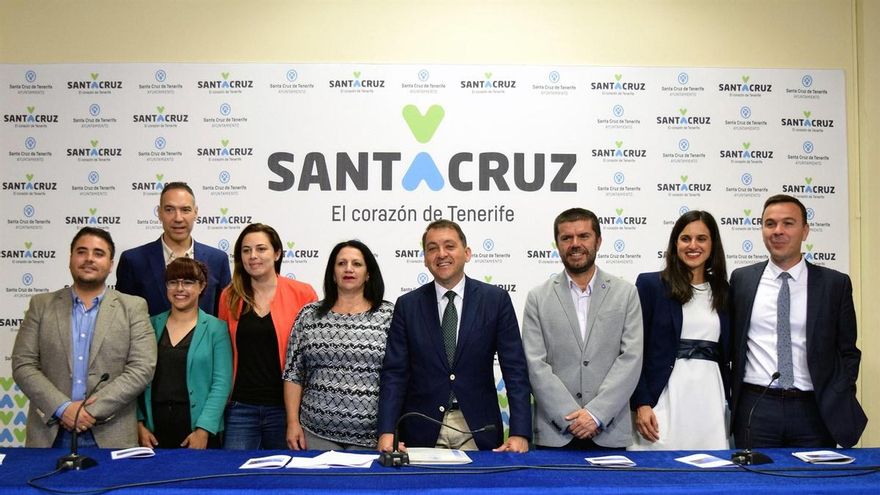 Asistentes a la rueda de prensa de este miércoles en el Ayuntamiento santacrucero